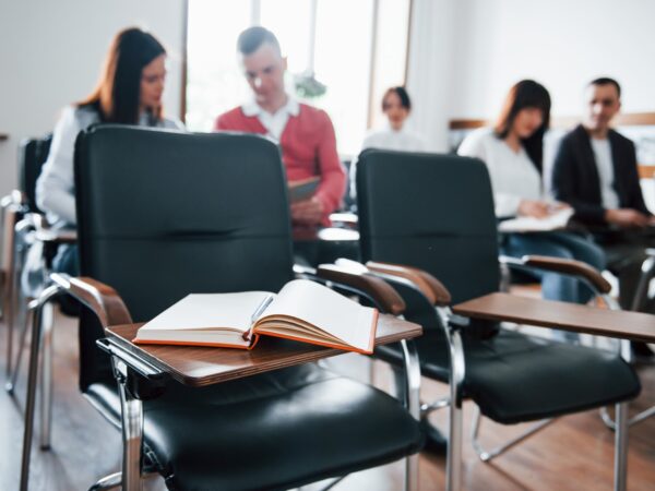 Como escolher carteiras universitárias para auditórios e salas de treinamento?