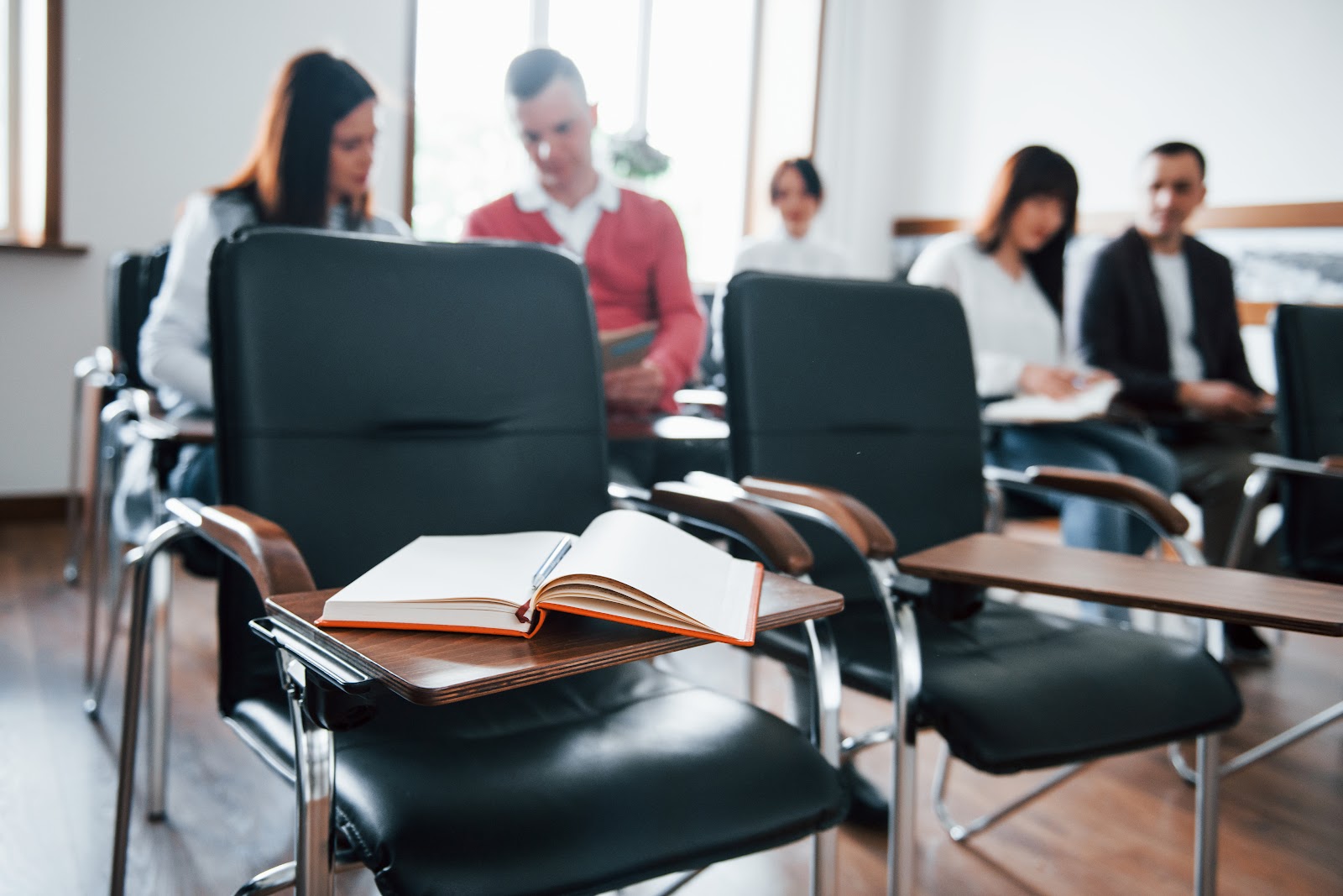 Como escolher carteiras universitárias para auditórios e salas de treinamento?